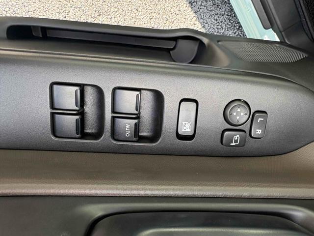 スペーシア 　両側スライドドア　オートライト　スマートキー　アイドリングストップ　電動格納ミラー　ベンチシート　ＣＶＴ　ＥＳＣ　エアコン　パワーステアリング　パワーウィンドウ　運転席エアバッグ　助手席エアバッグ（8枚目）