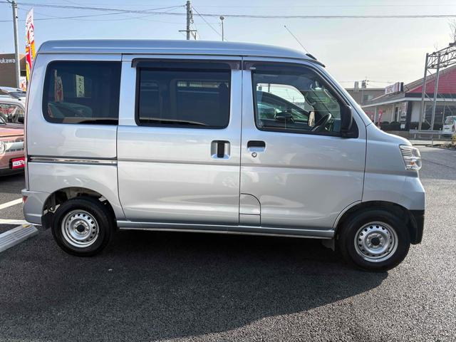 ハイゼットカーゴ ＤＸ　ＳＡＩＩＩ　ＡＴ　衝突被害軽減システム　ＥＴＣ　ナビ　ＴＶ　両側スライドドア　キーレスエントリー　アイドリングストップ　オートマチックハイビーム　ＥＳＣ　エアコン　パワーステアリング　パワーウィンドウ（14枚目）