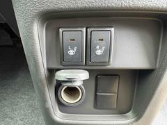 快適装備のシートヒーター付き。エアコンって前面しか当たらずに背中は冷え冷えなんて事もありますよね。快適に調整できますよ。 4