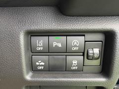 【レーンアシスト】走行中にカメラで車線を認識し、車線を逸脱しそうなときに警報を発したり、さらに進んでステアリング補正を行ったりする機能。 6