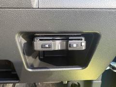 今では必需品のＥＴＣも付いております。高速道路での出入りもスムーズ。渋滞緩和にもなりエコにも繋がります。 4