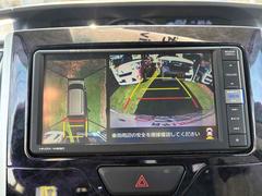 全周囲や後方確認に便利で安全な全方位型モニターとバックカメラも装備しています。 6