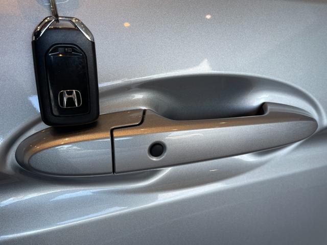 シャトル ハイブリッド　ホンダセンシング　ＥＴＣ　バックカメラ　ナビ　ＢＴ　オートクルーズコントロール　レーンアシスト　衝突被害軽減システム　オートライト　スマートキー　Ｐスタート　アイドリングストップ　電動格納ミラー　社外前後センサー（19枚目）