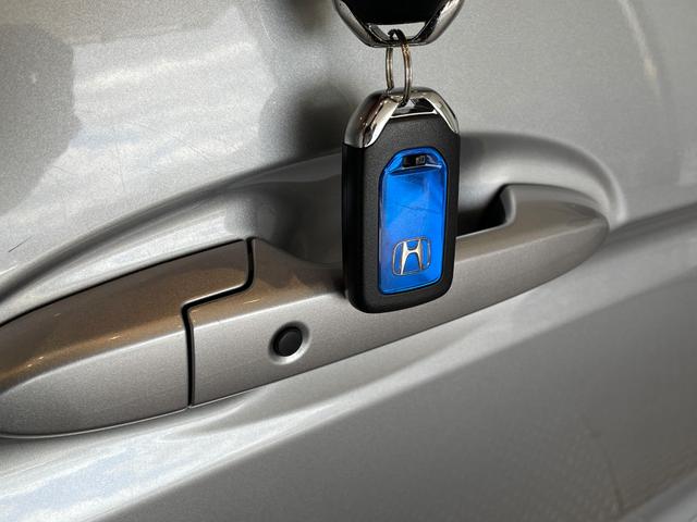 シャトル ハイブリッド　ホンダセンシング　ＥＴＣ　バックカメラ　ナビ　オートクルーズコントロール　レーンアシスト　衝突被害軽減システム　オートライト　スマートキー　アイドリングストップ　電動格納ミラー　チップアップシート　ＡＴ（14枚目）