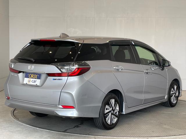 シャトル ハイブリッド　ホンダセンシング　ＥＴＣ　バックカメラ　ナビ　オートクルーズコントロール　レーンアシスト　衝突被害軽減システム　オートライト　スマートキー　電動格納ミラー　ＡＴ　盗難防止システム　衝突安全ボディ　ＡＢＳ　ＥＳＣ（3枚目）