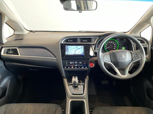 シャトル ハイブリッド　ホンダセンシング　ＥＴＣ　バックカメラ　ナビ　オートクルーズコントロール　レーンアシスト　衝突被害軽減システム　オートライト　スマートキー　電動格納ミラー　ＡＴ　盗難防止システム　衝突安全ボディ　ＡＢＳ　ＥＳＣ（4枚目）