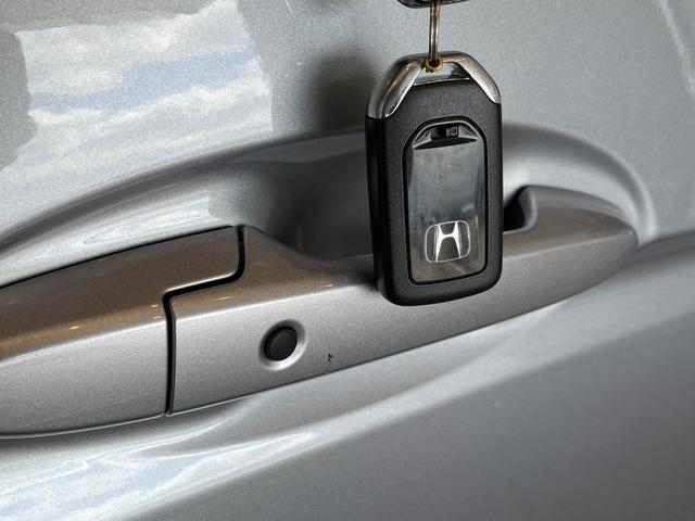 シャトル ハイブリッド　ホンダセンシング　ＥＴＣ　バックカメラ　ナビ　オートクルーズコントロール　レーンアシスト　衝突被害軽減システム　オートライト　スマートキー　電動格納ミラー　ＡＴ　盗難防止システム　衝突安全ボディ　ＡＢＳ　ＥＳＣ（15枚目）