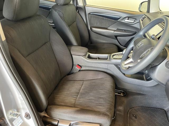 シャトル ハイブリッド　ホンダセンシング　ＥＴＣ　バックカメラ　ナビ　オートクルーズコントロール　レーンアシスト　衝突被害軽減システム　オートライト　スマートキー　電動格納ミラー　ＡＴ　盗難防止システム　衝突安全ボディ　ＡＢＳ　ＥＳＣ（30枚目）