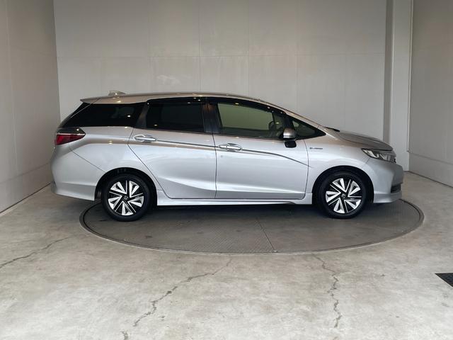 シャトル ハイブリッド　ホンダセンシング　ＥＴＣ　バックカメラ　ナビ　オートクルーズコントロール　レーンアシスト　衝突被害軽減システム　オートライト　スマートキー　アイドリングストップ　電動格納ミラー　ＡＴ　盗難防止システム　衝突安全ボディ（14枚目）