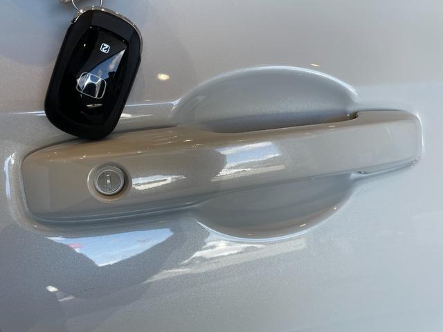 ヴェゼル ｅ：ＨＥＶ　Ｚ　登録済未使用車　純正ナビ　フルセグＴＶ　ＢＴ　バックカメラ　ＣＭＢＳ　レーンキープ　ＢＳＭ　Ｐセンサー　ＡＣＣ　Ｐバックドア　ＬＥＤヘッド　純正１８アルミ　スマートキー　デュアルＡＡＣ　ＬＥＤヘッド（17枚目）