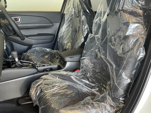 ヴェゼル ｅ：ＨＥＶ　Ｚ　登録済未使用車　純正ナビ　フルセグＴＶ　ＢＴ　バックカメラ　ＣＭＢＳ　レーンキープ　ＢＳＭ　Ｐセンサー　ＡＣＣ　Ｐバックドア　ＬＥＤヘッド　純正１８アルミ　スマートキー　デュアルＡＡＣ　ＬＥＤヘッド（28枚目）