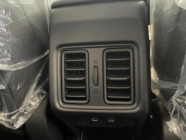 ヴェゼル ｅ：ＨＥＶ　Ｚ　登録済未使用車　純正ナビ　フルセグＴＶ　ＢＴ　バックカメラ　ＣＭＢＳ　レーンキープ　ＢＳＭ　Ｐセンサー　ＡＣＣ　Ｐバックドア　ＬＥＤヘッド　純正１８アルミ　スマートキー　デュアルＡＡＣ　ＬＥＤヘッド（30枚目）