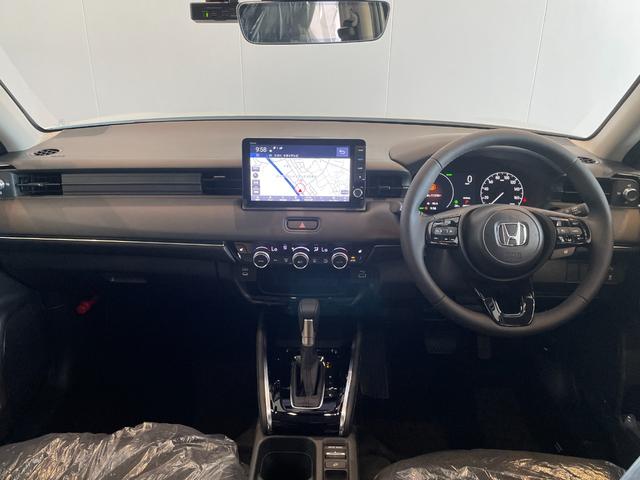 ヴェゼル ｅ：ＨＥＶ　Ｚ　登録済未使用車　純正ナビ　フルセグＴＶ　ＢＴ　バックカメラ　ＣＭＢＳ　レーンキープ　ＢＳＭ　Ｐセンサー　ＡＣＣ　Ｐバックドア　ＬＥＤヘッド　純正１８アルミ　スマートキー　デュアルＡＡＣ　ＬＥＤヘッド（3枚目）