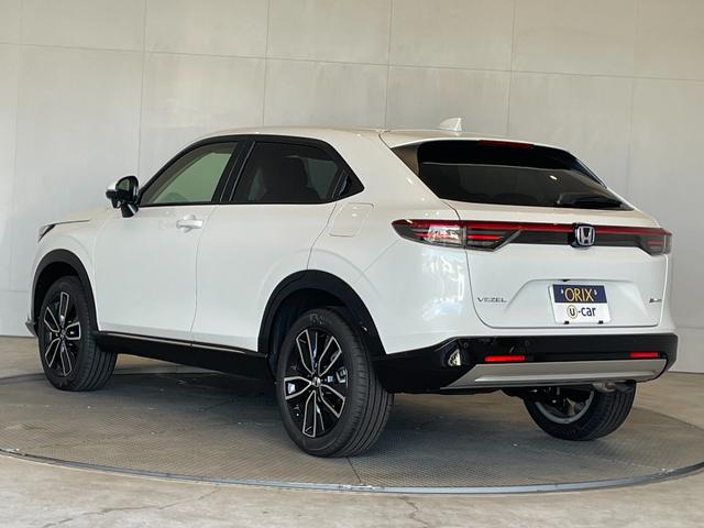 ヴェゼル ｅ：ＨＥＶ　Ｚ　登録済未使用車　純正ナビ　フルセグＴＶ　ＢＴ　バックカメラ　ＣＭＢＳ　レーンキープ　ＢＳＭ　Ｐセンサー　ＡＣＣ　Ｐバックドア　ＬＥＤヘッド　純正１８アルミ　スマートキー　デュアルＡＡＣ　ＬＥＤヘッド（17枚目）