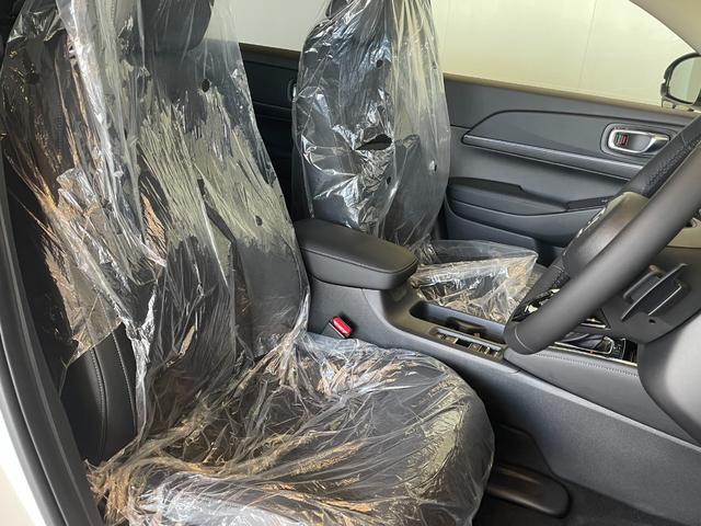 ヴェゼル ｅ：ＨＥＶ　Ｚ　登録済未使用車　純正ナビ　フルセグＴＶ　ＢＴ　バックカメラ　ＣＭＢＳ　レーンキープ　ＢＳＭ　Ｐセンサー　ＡＣＣ　Ｐバックドア　ＬＥＤヘッド　純正１８アルミ　スマートキー　デュアルＡＡＣ　ＬＥＤヘッド（24枚目）