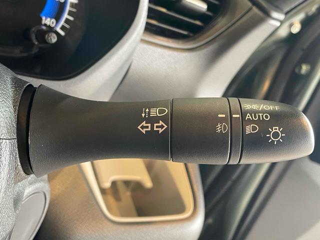 周りが薄暗くなったら自動点灯するオートライトを装備。