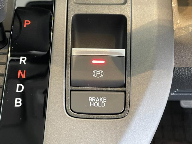 フリード ｅ：ＨＥＶエアー　ＥＸ　登録済未使用車　純正ナビ　フルセグＴＶ　ＢＴ　マルチビューカメラシステム　ＣＭＢＳ　Ｐセンサー　ＢＳＩ　ＡＣＣ　レーンキープ　両側パワスラ　ＡＡＣ　リアＡＣ　シートヒーター　ＬＥＤヘッド　純正１５ＡＷ（35枚目）