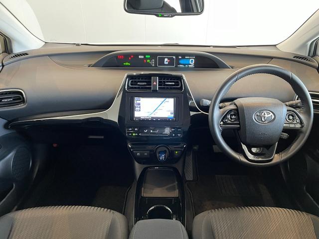 プリウス Ａ　ＰＣＳ　ＬＴＡ　クリソナ　Ｒクルコン　ＢＳＭ　ＳＩＰＡ　ＬＥＤヘッド　フォグ　スマートキー　ＡＡＣ　オートハイビーム　電格ミラー　セキュリティ　社外ナビ　ＢＴオーディオ　バックカメラ　ＥＴＣ（3枚目）