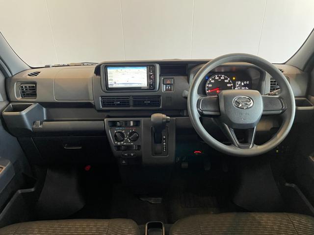 ハイゼットカーゴ クルーズ　衝突軽減ブレーキ　レーンキープ　Ｐセンサー　スマートキー　Ｐスタート　電格ミラー　ＰＷ　Ｉストップ　エアコン　ＰＶガラス　セキュリティ　社外ナビ　ＢＴオーディオ　バックカメラ　ＥＴＣ（3枚目）