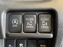 両側電動スライドドア装備!運転席よりボタン一つで開閉可能でございます。