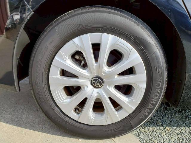 プリウス Ｓ　ナビＴＶ　バックカメラ　Ｂｌｕｅｔｏｏｔｈ　クリアランスソナー　ＬＥＤヘッドライト　フォグランプ　ミラーウインカー　衝突被害軽減ブレーキ　スマートキー（3枚目）