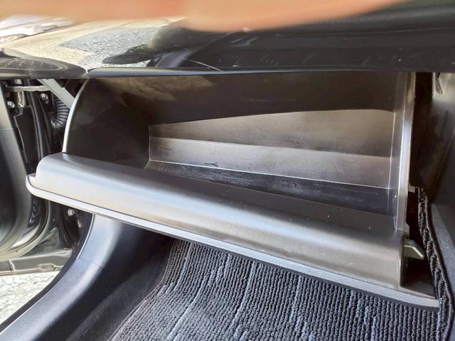 プリウス Ｓ　ナビＴＶ　バックカメラ　Ｂｌｕｅｔｏｏｔｈ　クリアランスソナー　ＬＥＤヘッドライト　フォグランプ　ミラーウインカー　衝突被害軽減ブレーキ　スマートキー（56枚目）