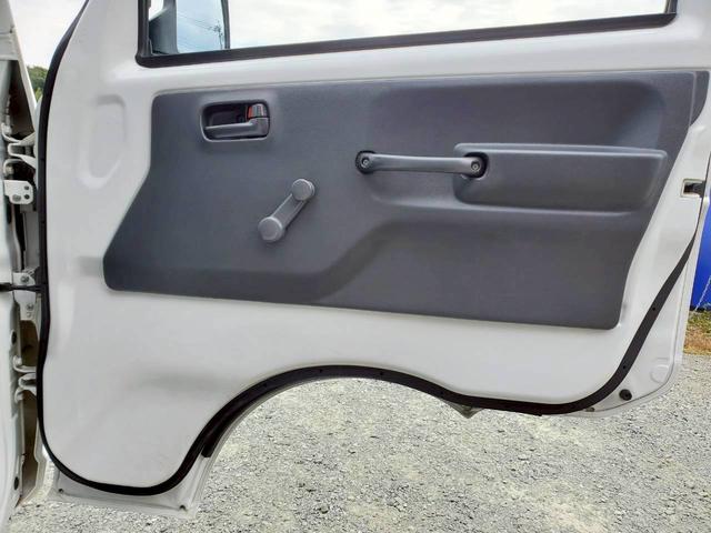 キャリイトラック ＫＣエアコン・パワステ　４ＷＤ　５速ミッション　運転席・助手席エアバック　アンチロックブレーキシステム　ＡＭ／ＦＭラジオ　ライトレベライザー（9枚目）