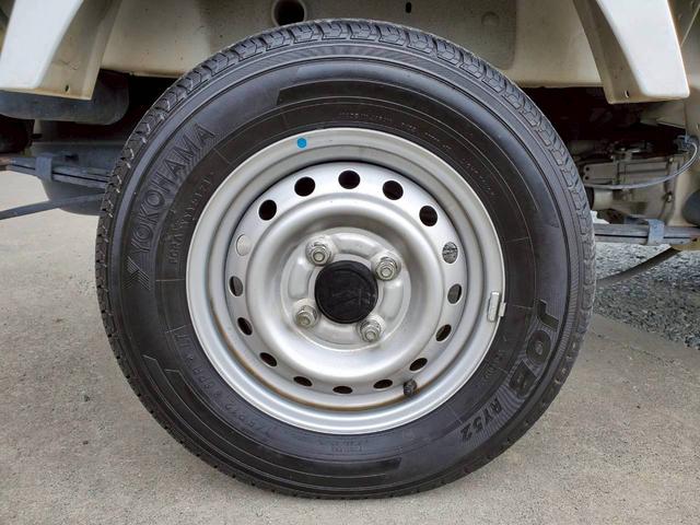 キャリイトラック ＫＣエアコン・パワステ　４ＷＤ　５速ミッション　運転席・助手席エアバック　アンチロックブレーキシステム　ＡＭ／ＦＭラジオ　ライトレベライザー（12枚目）