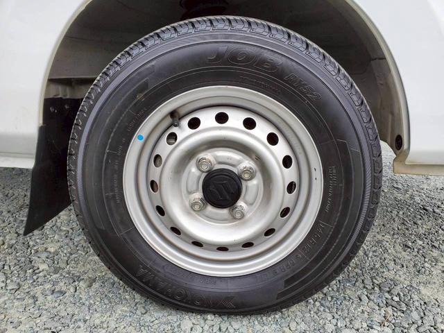 キャリイトラック ＫＣエアコン・パワステ　４ＷＤ　５速ミッション　運転席・助手席エアバック　アンチロックブレーキシステム　ＡＭ／ＦＭラジオ　ライトレベライザー（13枚目）