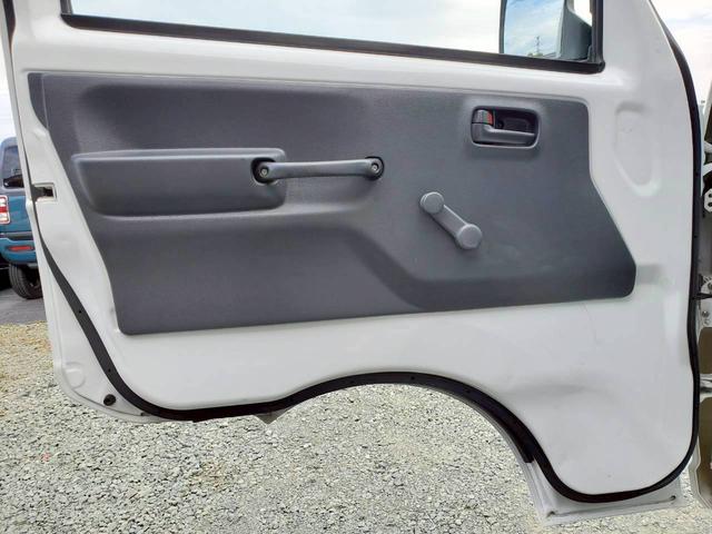 キャリイトラック ＫＣエアコン・パワステ　４ＷＤ　５速ミッション　運転席・助手席エアバック　アンチロックブレーキシステム　ＡＭ／ＦＭラジオ　ライトレベライザー（17枚目）