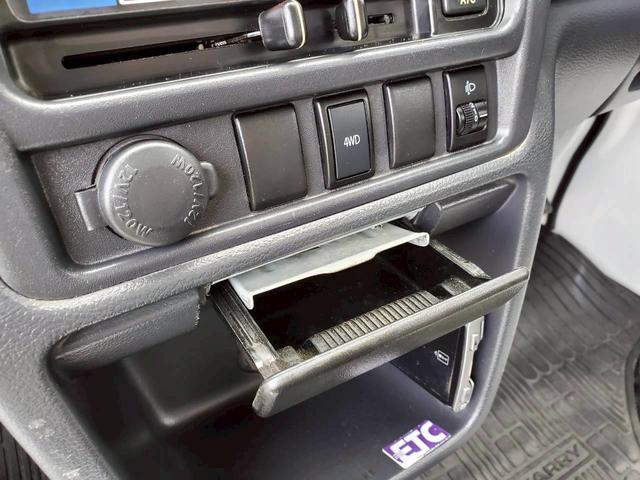 キャリイトラック ＫＣエアコン・パワステ　４ＷＤ　５速ミッション　運転席・助手席エアバック　アンチロックブレーキシステム　ＡＭ／ＦＭラジオ　ライトレベライザー（31枚目）