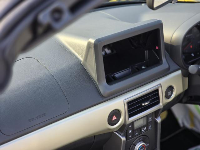 コペン ２０ｔｈアニバーサリーエディション　オープンカー　ＬＥＤヘッドランプ　ＭＴ　スマートキー　アイドリングストップ　シートヒーター　アルミホイール　盗難防止システム　衝突安全ボディ　ＡＢＳ　ＥＳＣ　エアコン　パワーステアリング（3枚目）