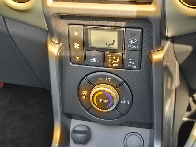 コペン ２０ｔｈアニバーサリーエディション　オープンカー　ＬＥＤヘッドランプ　ＭＴ　スマートキー　アイドリングストップ　シートヒーター　アルミホイール　盗難防止システム　衝突安全ボディ　ＡＢＳ　ＥＳＣ　エアコン　パワーステアリング（5枚目）