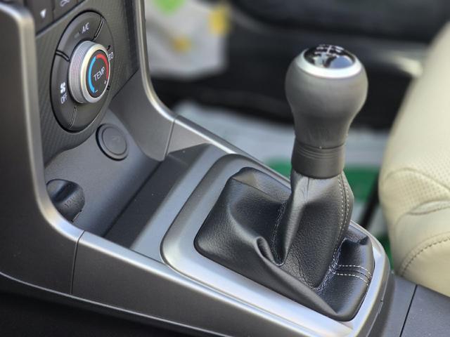 コペン ２０ｔｈアニバーサリーエディション　オープンカー　ＬＥＤヘッドランプ　ＭＴ　スマートキー　アイドリングストップ　シートヒーター　アルミホイール　盗難防止システム　衝突安全ボディ　ＡＢＳ　ＥＳＣ　エアコン　パワーステアリング（6枚目）