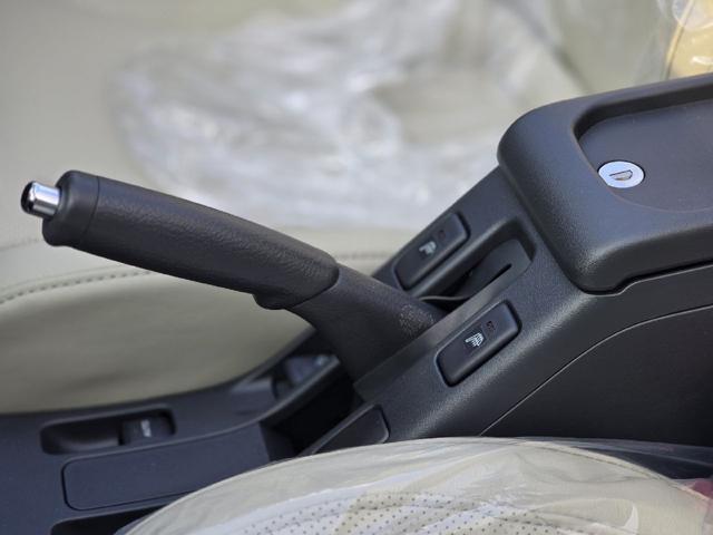 コペン ２０ｔｈアニバーサリーエディション　オープンカー　ＬＥＤヘッドランプ　ＭＴ　スマートキー　アイドリングストップ　シートヒーター　アルミホイール　盗難防止システム　衝突安全ボディ　ＡＢＳ　ＥＳＣ　エアコン　パワーステアリング（7枚目）