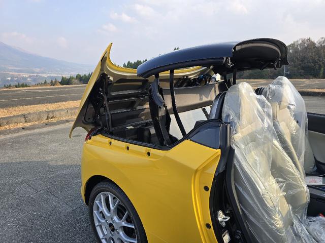 コペン ２０ｔｈアニバーサリーエディション　オープンカー　ＬＥＤヘッドランプ　ＭＴ　スマートキー　アイドリングストップ　シートヒーター　アルミホイール　盗難防止システム　衝突安全ボディ　ＡＢＳ　ＥＳＣ　エアコン　パワーステアリング（31枚目）