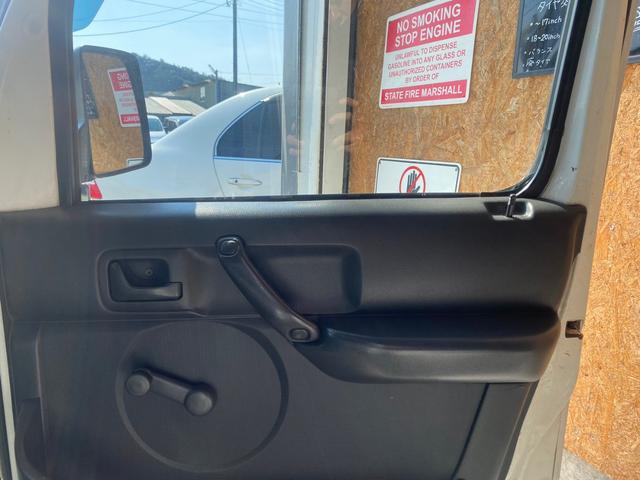 キャリイトラック ＫＣエアコン・パワステ　オールペイント　５速マニュアル　社外アルミ　ＴＯＹＯタイヤ　三方開　リアゴムマット　最大積載量３５０ｋｇ（10枚目）