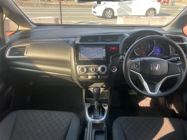 フィット １３Ｇ・Ｆパッケージ　バックカメラ　ナビ　スマートキー　アイドリングストップ　電動格納ミラー　ＣＶＴ　盗難防止システム　衝突安全ボディ　ＡＢＳ　ＥＳＣ　ＣＤ　ＵＳＢ　ミュージックプレイヤー接続可　エアコン（2枚目）