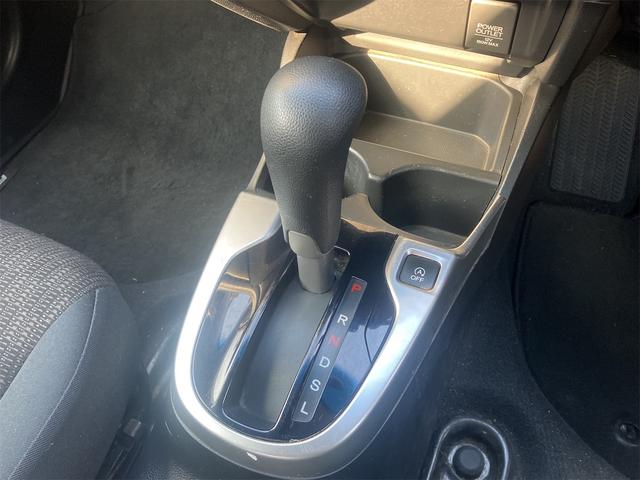 フィット １３Ｇ・Ｆパッケージ　バックカメラ　ナビ　スマートキー　アイドリングストップ　電動格納ミラー　ＣＶＴ　盗難防止システム　衝突安全ボディ　ＡＢＳ　ＥＳＣ　ＣＤ　ＵＳＢ　ミュージックプレイヤー接続可　エアコン（7枚目）