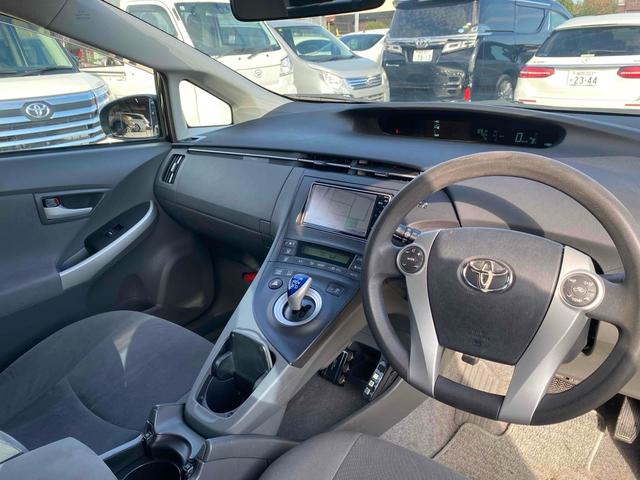 プリウス Ｓツーリングセレクション　ＥＴＣ　バックカメラ　ナビ　アルミホイール　ＬＥＤヘッドランプ　ヘッドライトウォッシャー　ＣＶＴ　スマートキー　アイドリングストップ　電動格納ミラー　盗難防止システム　ＣＤ（2枚目）