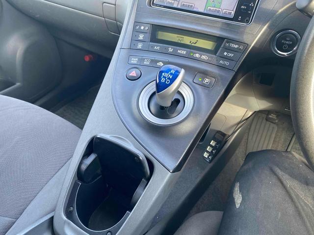 プリウス Ｓツーリングセレクション　ＥＴＣ　バックカメラ　ナビ　アルミホイール　ＬＥＤヘッドランプ　ヘッドライトウォッシャー　ＣＶＴ　スマートキー　アイドリングストップ　電動格納ミラー　盗難防止システム　ＣＤ（7枚目）