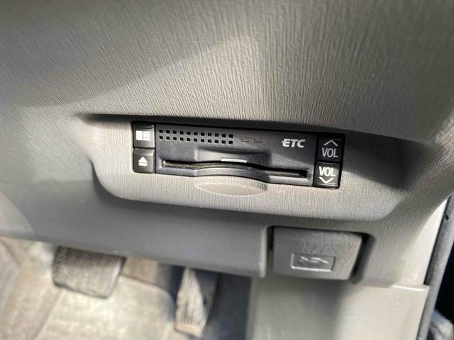 プリウス Ｓツーリングセレクション　ＥＴＣ　バックカメラ　ナビ　アルミホイール　ＬＥＤヘッドランプ　ヘッドライトウォッシャー　ＣＶＴ　スマートキー　アイドリングストップ　電動格納ミラー　盗難防止システム　ＣＤ（8枚目）