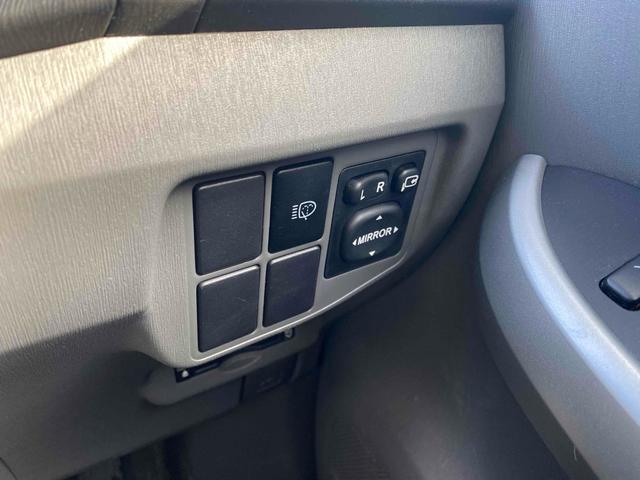 プリウス Ｓツーリングセレクション　ＥＴＣ　バックカメラ　ナビ　アルミホイール　ＬＥＤヘッドランプ　ヘッドライトウォッシャー　ＣＶＴ　スマートキー　アイドリングストップ　電動格納ミラー　盗難防止システム　ＣＤ（10枚目）