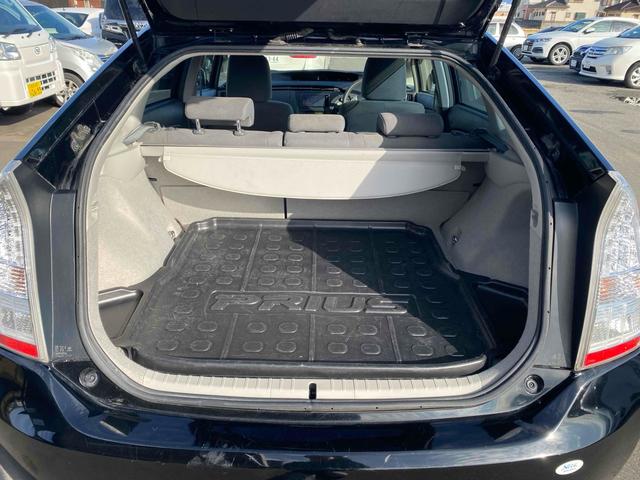 プリウス Ｓツーリングセレクション　ＥＴＣ　バックカメラ　ナビ　アルミホイール　ＬＥＤヘッドランプ　ヘッドライトウォッシャー　ＣＶＴ　スマートキー　アイドリングストップ　電動格納ミラー　盗難防止システム　ＣＤ（19枚目）