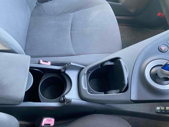 プリウス Ｓツーリングセレクション　ＥＴＣ　バックカメラ　ナビ　アルミホイール　ＬＥＤヘッドランプ　ヘッドライトウォッシャー　ＣＶＴ　スマートキー　アイドリングストップ　電動格納ミラー　盗難防止システム　ＣＤ（27枚目）
