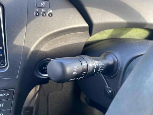 プリウス Ｓツーリングセレクション　ＥＴＣ　バックカメラ　ナビ　アルミホイール　ＬＥＤヘッドランプ　ヘッドライトウォッシャー　ＣＶＴ　スマートキー　アイドリングストップ　電動格納ミラー　盗難防止システム　ＣＤ（30枚目）