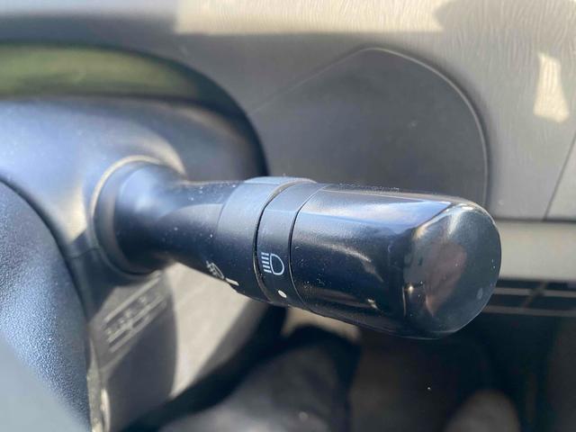 プリウス Ｓツーリングセレクション　ＥＴＣ　バックカメラ　ナビ　アルミホイール　ＬＥＤヘッドランプ　ヘッドライトウォッシャー　ＣＶＴ　スマートキー　アイドリングストップ　電動格納ミラー　盗難防止システム　ＣＤ（31枚目）