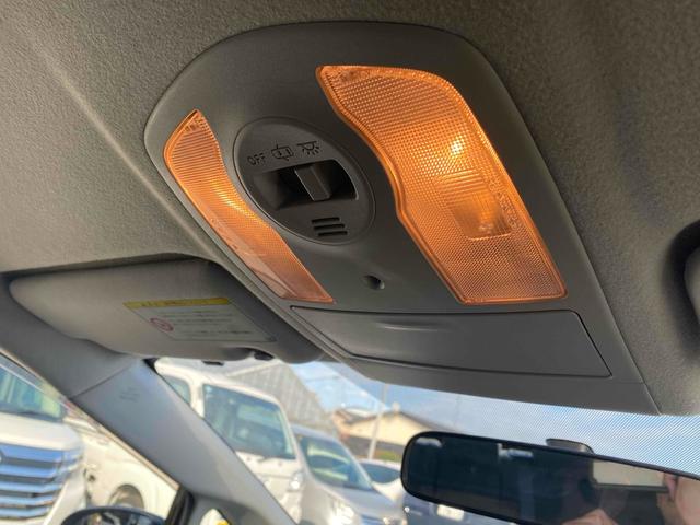プリウス Ｓツーリングセレクション　ＥＴＣ　バックカメラ　ナビ　アルミホイール　ＬＥＤヘッドランプ　ヘッドライトウォッシャー　ＣＶＴ　スマートキー　アイドリングストップ　電動格納ミラー　盗難防止システム　ＣＤ（32枚目）