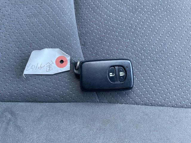 プリウス Ｓツーリングセレクション　ＥＴＣ　バックカメラ　ナビ　アルミホイール　ＬＥＤヘッドランプ　ヘッドライトウォッシャー　ＣＶＴ　スマートキー　アイドリングストップ　電動格納ミラー　盗難防止システム　ＣＤ（36枚目）