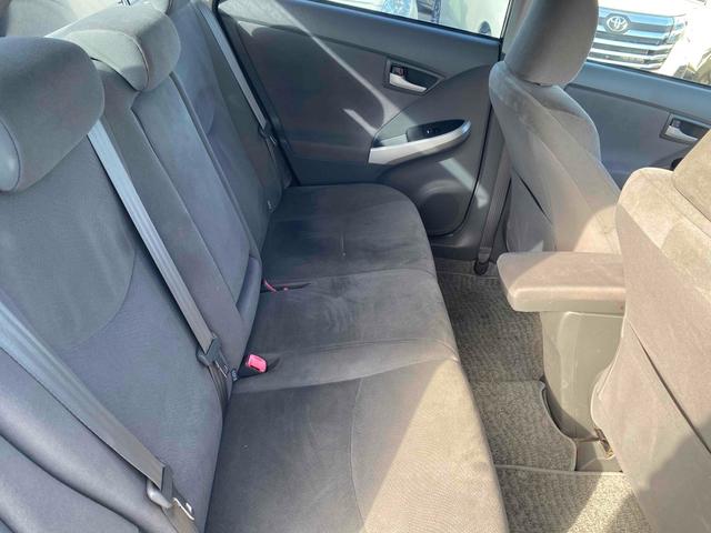 プリウス Ｓツーリングセレクション　ＥＴＣ　バックカメラ　ナビ　アルミホイール　ＬＥＤヘッドランプ　ヘッドライトウォッシャー　ＣＶＴ　スマートキー　アイドリングストップ　電動格納ミラー　盗難防止システム　ＣＤ（42枚目）